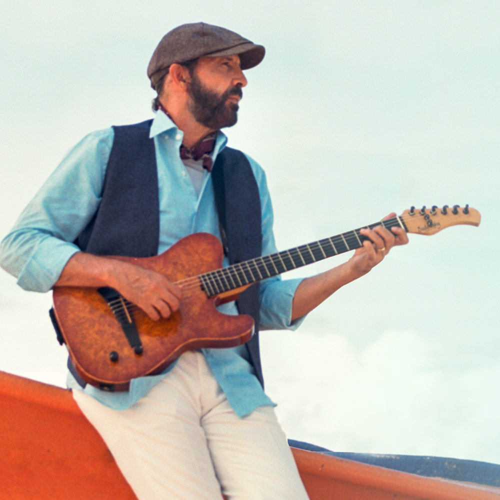 Imagen de Juan Luis Gerra, con una guitarra.